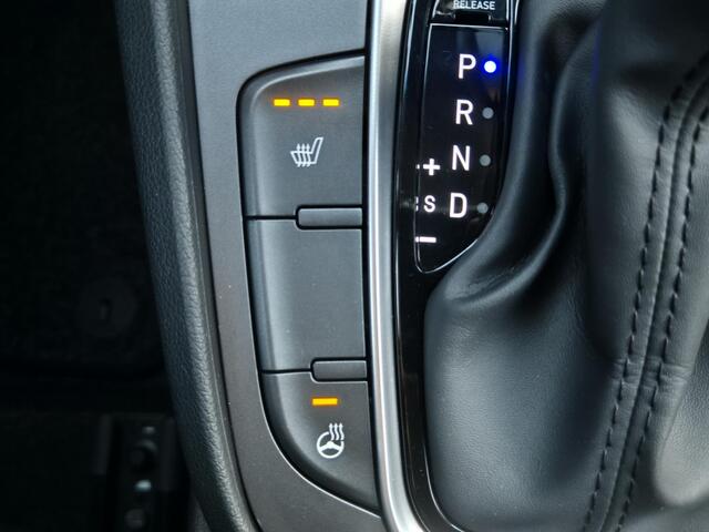 Hyundai Kona 1.6 GDI HEV Comfort Automaat / Dealer onderhouden / Trekhaak afneembaar / Trekgewicht 1300 Kg / Stuur en Stoel verwarming / Navigatie via Apple Carplay Android Auto / Achteruitrijcamera / Draadloze telefoon lader /