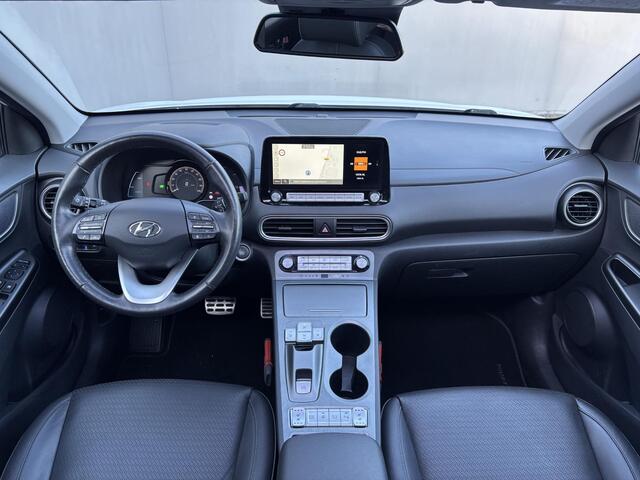 Hyundai Kona EV Premium Sky 64 kWh / 8 jaar batterijgarantie tot 160.000km / SOH 100% / Schuif-/kantel dak / Adaptieve cruise control / Lederen bekleding / Stoelverwarming, Stoelventilatie & Stuurverwarming / Apple carplay/Android auto /