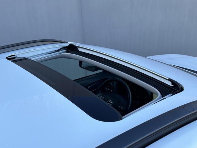 Hyundai Kona EV Premium Sky 64 kWh / 8 jaar batterijgarantie tot 160.000km / SOH 100% / Schuif-/kantel dak / Adaptieve cruise control / Lederen bekleding / Stoelverwarming, Stoelventilatie & Stuurverwarming / Apple carplay/Android auto /