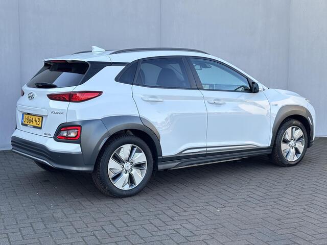 Hyundai Kona EV Premium Sky 64 kWh / 8 jaar batterijgarantie tot 160.000km / SOH 100% / Schuif-/kantel dak / Adaptieve cruise control / Lederen bekleding / Stoelverwarming, Stoelventilatie & Stuurverwarming / Apple carplay/Android auto /