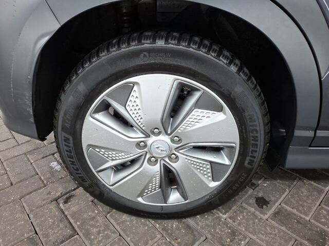 Hyundai Kona EV Premium 64 kWh 1e-Eig. & Dealer-Onderh. BOVAG-Garantie. NL-Auto.