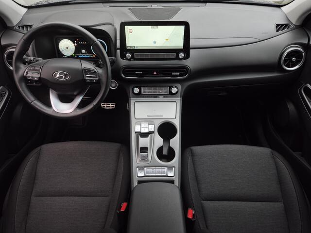 Hyundai Kona EV Comfort Smart 39 kWh Automaat / Accu SOH 96% / Fabrieksgarantie tot 21-08-2028 / WLTP bereik 305 km stad 435 km / Stuur en Stoelverwarming / Adaptief CC / Achteruitrijcamera / Warmtepomp / Apple Carplay Android Auto /