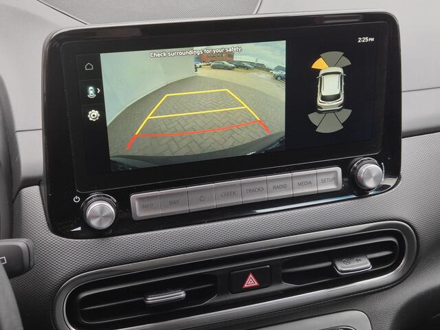 Hyundai Kona EV Comfort Smart 39 kWh Automaat / Accu SOH 96% / Fabrieksgarantie tot 21-08-2028 / WLTP bereik 305 km stad 435 km / Stuur en Stoelverwarming / Adaptief CC / Achteruitrijcamera / Warmtepomp / Apple Carplay Android Auto /