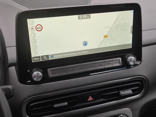 Hyundai Kona EV Comfort Smart 39 kWh Automaat / Accu SOH 96% / Fabrieksgarantie tot 21-08-2028 / WLTP bereik 305 km stad 435 km / Stuur en Stoelverwarming / Adaptief CC / Achteruitrijcamera / Warmtepomp / Apple Carplay Android Auto /
