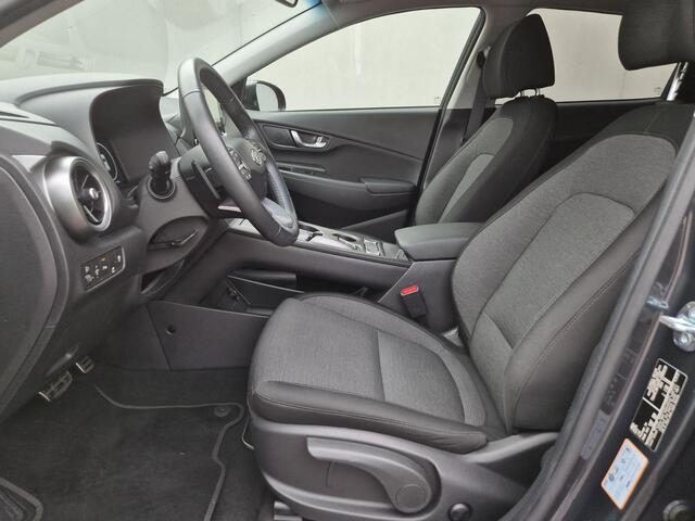 Hyundai Kona EV Comfort Smart 39 kWh Automaat / Accu SOH 96% / Fabrieksgarantie tot 21-08-2028 / WLTP bereik 305 km stad 435 km / Stuur en Stoelverwarming / Adaptief CC / Achteruitrijcamera / Warmtepomp / Apple Carplay Android Auto /
