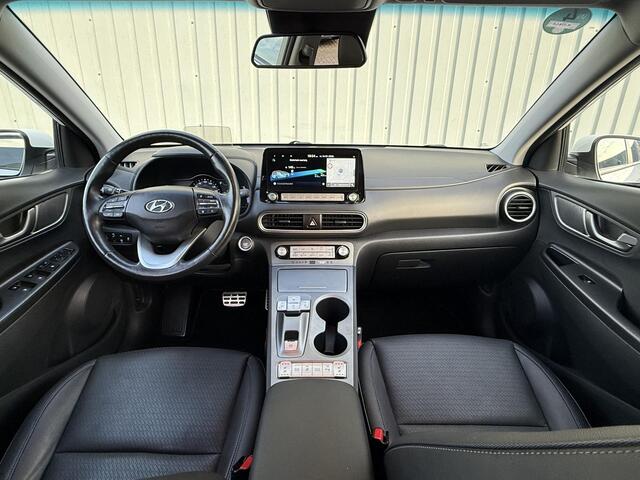 Hyundai Kona EV Premium 64 kWh / NL Auto / 3 Fase AC-Lader / Lederen Bekleding / Dealer Onderhouden / Stoel- en Stuurverwarming / Stoelventilatie / Elektrisch Verstelbare Stoel / Navigatie / Camera /