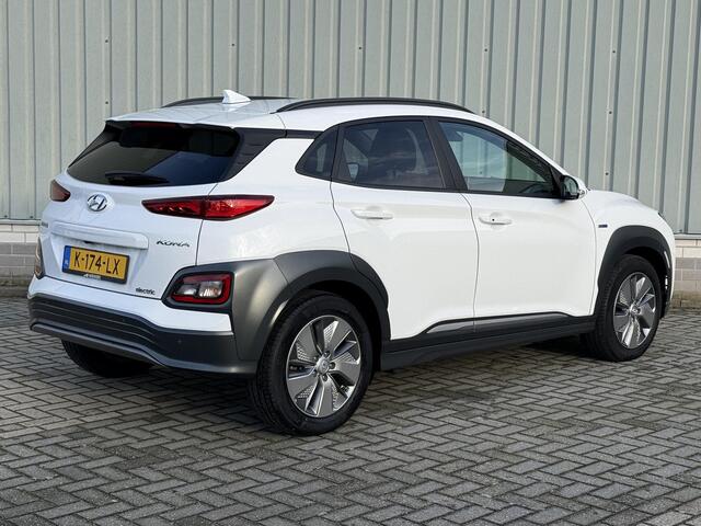 Hyundai Kona EV Premium 64 kWh / NL Auto / 3 Fase AC-Lader / Lederen Bekleding / Dealer Onderhouden / Stoel- en Stuurverwarming / Stoelventilatie / Elektrisch Verstelbare Stoel / Navigatie / Camera /