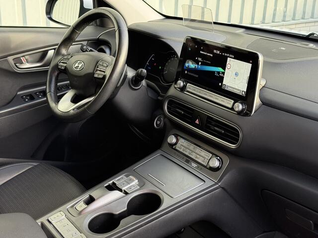 Hyundai Kona EV Premium 64 kWh / NL Auto / 3 Fase AC-Lader / Lederen Bekleding / Dealer Onderhouden / Stoel- en Stuurverwarming / Stoelventilatie / Elektrisch Verstelbare Stoel / Navigatie / Camera /