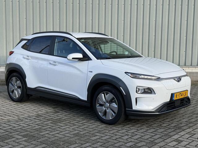 Hyundai Kona EV Premium 64 kWh / NL Auto / 3 Fase AC-Lader / Lederen Bekleding / Dealer Onderhouden / Stoel- en Stuurverwarming / Stoelventilatie / Elektrisch Verstelbare Stoel / Navigatie / Camera /