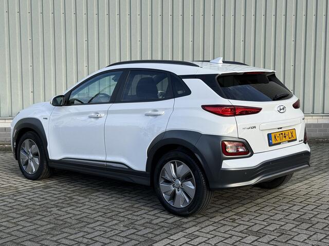 Hyundai Kona EV Premium 64 kWh / NL Auto / 3 Fase AC-Lader / Lederen Bekleding / Dealer Onderhouden / Stoel- en Stuurverwarming / Stoelventilatie / Elektrisch Verstelbare Stoel / Navigatie / Camera /