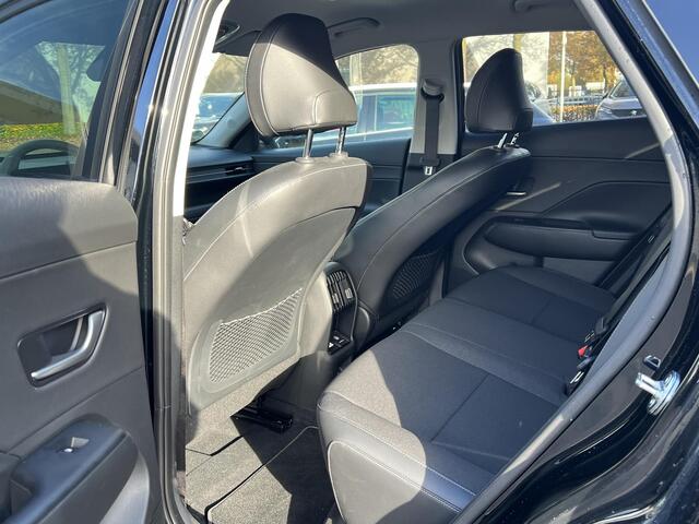 Hyundai Kona Electric Comfort Smart 65.4 kWh | Longrange | 3-Fase Lader | Warmtepomp | Dealeronderhouden | Fabrieksgarantie Hyundai tot 2029 | Elektrische Achterklep | Stoel & Stuurverwarming | Afnembare Trekhaak | Rijklaar Geleverd