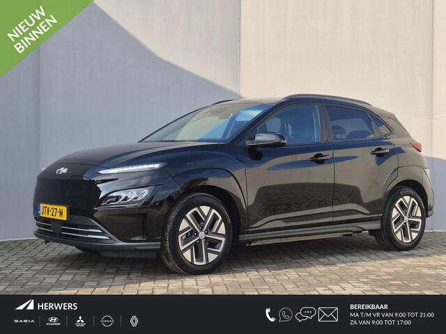 Hyundai Kona EV Comfort Smart 39 kWh Automaat / Batterijgarantie 8 jaar/ Fabrieksgarantie tot 08-2028 / Accu SOH 100% / Dealer onderhouden / WLTP bereik 305 km stad 435 km / Trekhaak afneembaar / Stuur en Stoel verwarming / Warmtepomp / Adaptief CC / Navi /