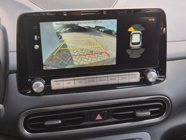 Hyundai Kona EV Comfort Smart 39 kWh Automaat / Batterijgarantie 8 jaar/ Fabrieksgarantie tot 08-2028 / Accu SOH 100% / Dealer onderhouden / WLTP bereik 305 km stad 435 km / Trekhaak afneembaar / Stuur en Stoel verwarming / Warmtepomp / Adaptief CC / Navi /