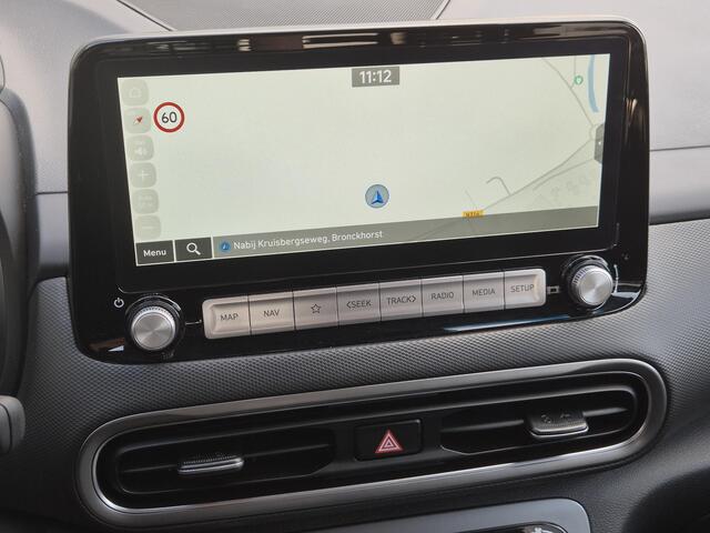 Hyundai Kona EV Comfort Smart 39 kWh Automaat / Batterijgarantie 8 jaar/ Fabrieksgarantie tot 08-2028 / Accu SOH 100% / Dealer onderhouden / WLTP bereik 305 km stad 435 km / Trekhaak afneembaar / Stuur en Stoel verwarming / Warmtepomp / Adaptief CC / Navi /