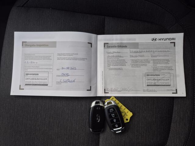 Hyundai Kona EV Comfort Smart 39 kWh Automaat / Batterijgarantie 8 jaar/ Fabrieksgarantie tot 08-2028 / Accu SOH 100% / Dealer onderhouden / WLTP bereik 305 km stad 435 km / Trekhaak afneembaar / Stuur en Stoel verwarming / Warmtepomp / Adaptief CC / Navi /