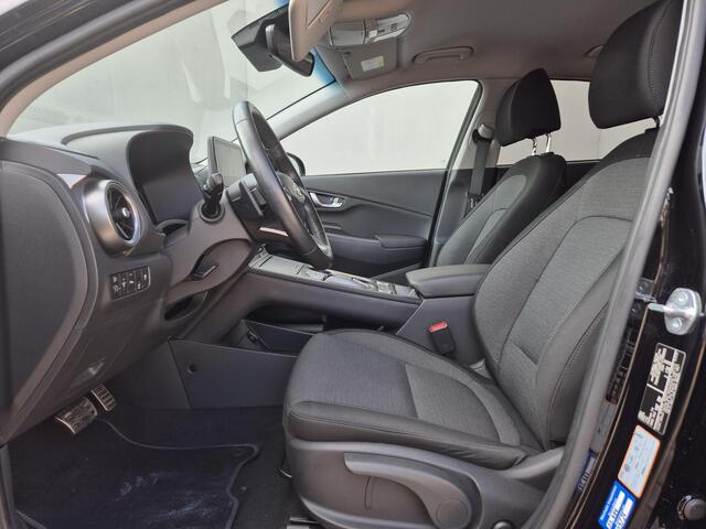 Hyundai Kona EV Comfort Smart 39 kWh Automaat / Batterijgarantie 8 jaar/ Fabrieksgarantie tot 08-2028 / Accu SOH 100% / Dealer onderhouden / WLTP bereik 305 km stad 435 km / Trekhaak afneembaar / Stuur en Stoel verwarming / Warmtepomp / Adaptief CC / Navi /