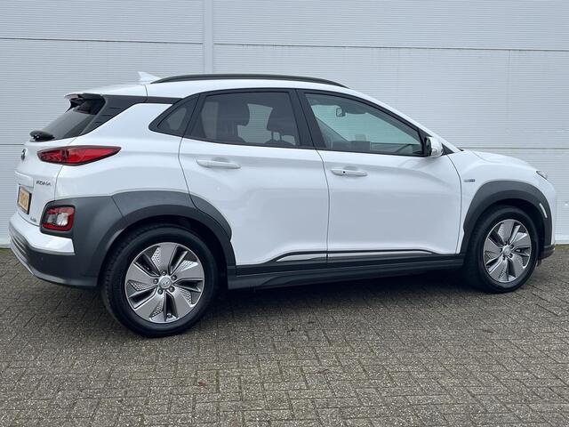 Hyundai Kona EV Limited 64 kWh / achterbank verwarmd / Apple Carplay/Android Auto / cruise control adaptief met Stop&Go en stuurhulp /