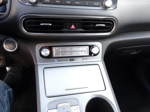 Hyundai Kona EV Comfort 64 kWh Automatische airco, licht metalen velgen, achteruitrij camera, parkeersensoren, apple carplay, android auto, enz.enz.