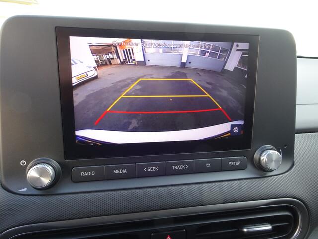 Hyundai Kona EV Comfort 64 kWh Automatische airco, licht metalen velgen, achteruitrij camera, parkeersensoren, apple carplay, android auto, enz.enz.