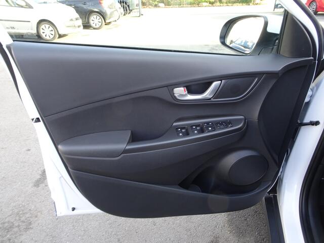 Hyundai Kona EV Comfort 64 kWh Automatische airco, licht metalen velgen, achteruitrij camera, parkeersensoren, apple carplay, android auto, enz.enz.