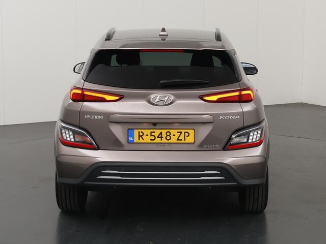 Hyundai Kona EV Fashion 39 kWh | SOH 98% | Adaptieve Cruise Control | LED | Camera | DAB | Keyless Entry/Go | HUD | Warmtepomp | Dodehoek detectie |