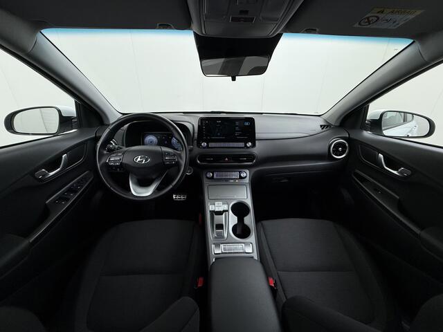 Hyundai Kona EV Comfort 64kWh FACELIFT SOH 100% Fase 3 Laden All-Season Banden Navi Ecc Adap.Cruise Camera Krell®-Audio Apple Carplay Android Auto Keyless Subwoofer Led Lmv Rijstrooksensor Forward Collision-Avoidance Bluetooth 1e Eigenaar Origineel Nederlandse Auto