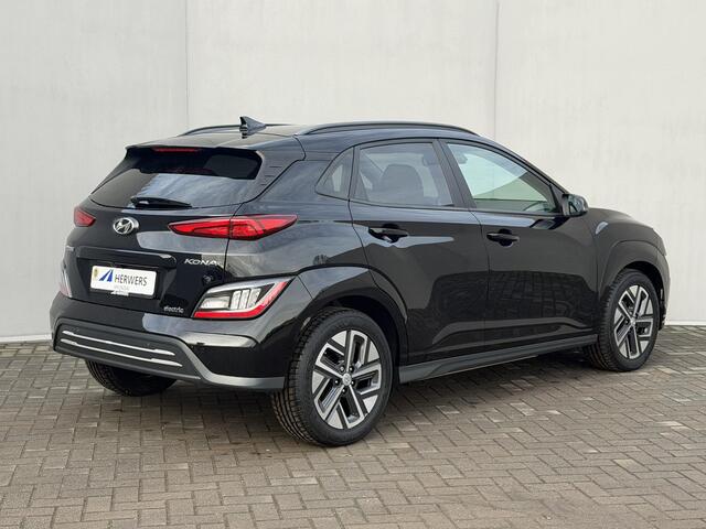 Hyundai Kona EV Premium 64 kWh Automaat / SOH 100% / HUD / Stoelverwarming / ACC / Dodehoek Detecetie / Apple Carplay & Android Auto / Elektr. Stoel verstelling / Lederen Bekleding / Krell Audio /
