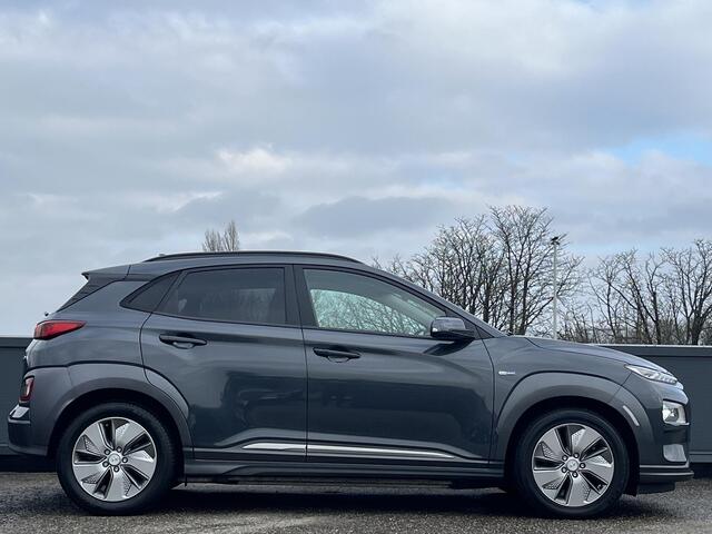 Hyundai Kona EV Premium 64 kWh | SCHUIFKANTELDAK | LEDEREN BEKLEDING | HEAD UP DISPLAY | ADAPTIEVE CRUISECONTROL | GEÏNTEGREERDE NAVIGATIESYSTEEM | MULTIMEDIA APPLE CARPLAY & ANDROID AUTO |