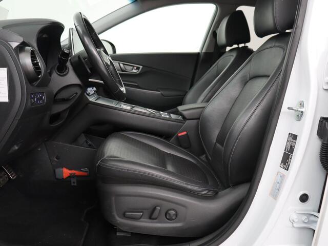 Hyundai Kona EV Premium 64 kWh | SOH 100% | 3 Fase | Stoelventilatie | Leder | Head-Up | Warmtepomp | Trekhaak | Achterbankverwarming | Adaptive cruise | Camera | Carplay | Full LED