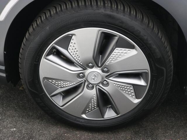 Hyundai Kona EV Fashion 64 kWh / 482 KM WLTP / Cruise Control / Climate Control / Achteruitrijcamera / Navigatie / Apple Carplay / Dealeronderhouden /