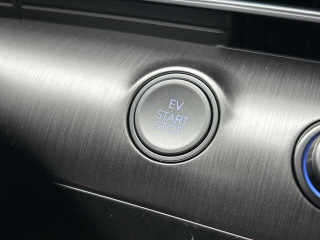 Hyundai Kona Long Range Pure Edition 64.8 kWh / Snel Leverbaar / Navigatie / Cruise Control Adaptief / Stoelverwarming Voorzijde /