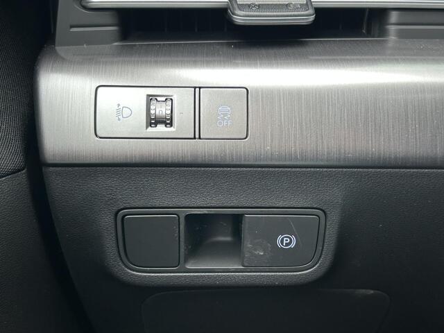 Hyundai Kona Long Range Pure Edition 64.8 kWh / Snel Leverbaar / Navigatie / Cruise Control Adaptief / Stoelverwarming Voorzijde /