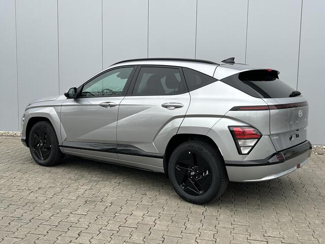 Hyundai Kona Long Range Pure Edition 64.8 kWh / Snel Leverbaar / Navigatie / Cruise Control Adaptief / Stoelverwarming Voorzijde /