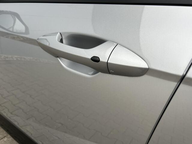 Hyundai Kona Long Range Pure Edition 64.8 kWh / Snel Leverbaar / Navigatie / Cruise Control Adaptief / Stoelverwarming Voorzijde /