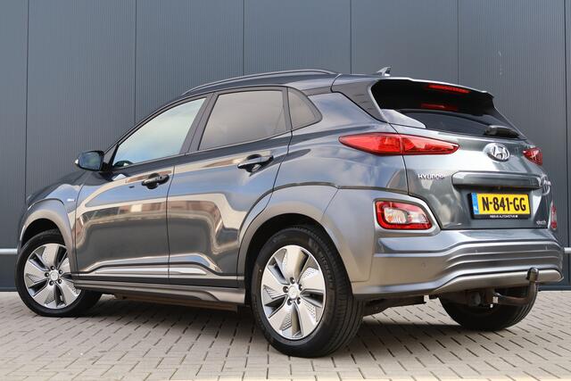 Hyundai Kona EV Premium Sky 64 kWh | 98% soh! | Leer | Trekhaak | Camera | HUD | Stoelverwarming - Koeling | Adaptieve Cruise Control | Schuif / kanteldak