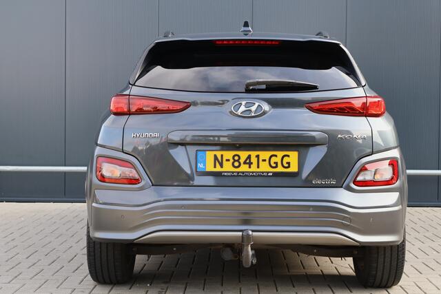Hyundai Kona EV Premium Sky 64 kWh | 98% soh! | Leer | Trekhaak | Camera | HUD | Stoelverwarming - Koeling | Adaptieve Cruise Control | Schuif / kanteldak