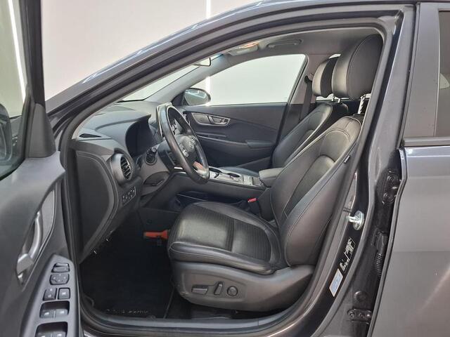 Hyundai Kona EV PREMIUM 64 KWH I LEDEREN BEKLEDING I 3-FASE I 100% SOH I STOELVERWARMING I APPLE CARPLAY