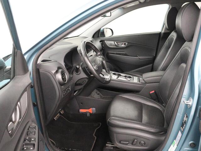 Hyundai Kona EV Premium 64 kWh | SOH 95% | Stoelventilatie | Leder | Head-Up | Warmtepomp | Camera | Achterbankverwarming | Carplay | Navigatie | Adaptive cruise | Keyless | Parkeerhulp