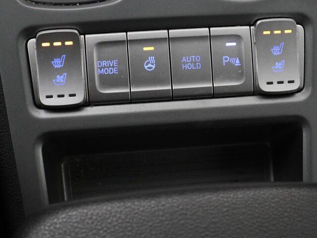 Hyundai Kona EV Premium 64 kWh | SOH 95% | Stoelventilatie | Leder | Head-Up | Warmtepomp | Camera | Achterbankverwarming | Carplay | Navigatie | Adaptive cruise | Keyless | Parkeerhulp