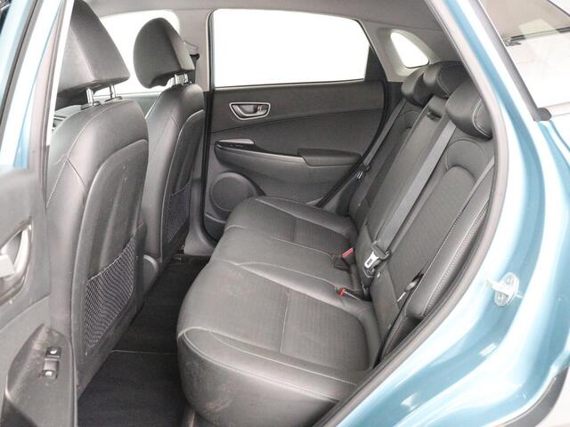 Hyundai Kona EV Premium 64 kWh | SOH 95% | Stoelventilatie | Leder | Head-Up | Warmtepomp | Camera | Achterbankverwarming | Carplay | Navigatie | Adaptive cruise | Keyless | Parkeerhulp