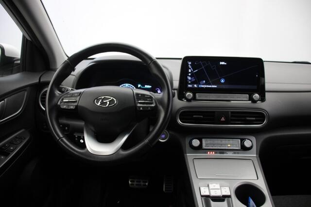 Hyundai Kona Comfort 64 kWh - Carplay, Navi, Cruise, Camera, Trekhaak, SOH 100%
