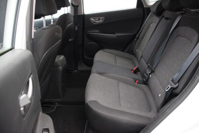 Hyundai Kona Electric Comfort 64 kWh - Carplay, Navi, Cruise, Camera, Trekhaak, SOH 100%