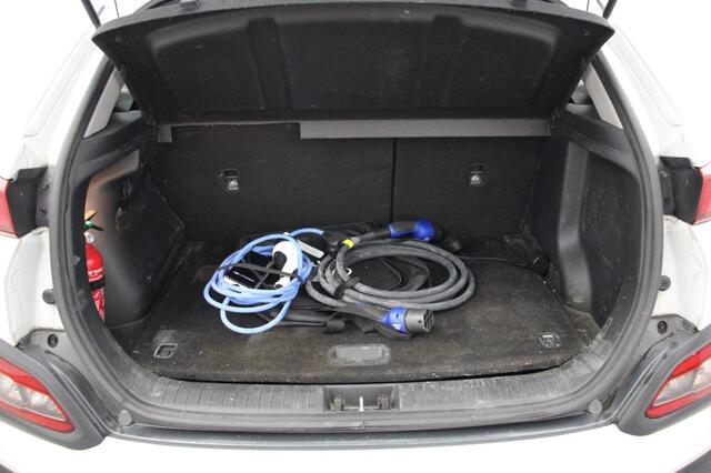 Hyundai Kona Electric Comfort 64 kWh - Carplay, Navi, Cruise, Camera, Trekhaak, SOH 100%