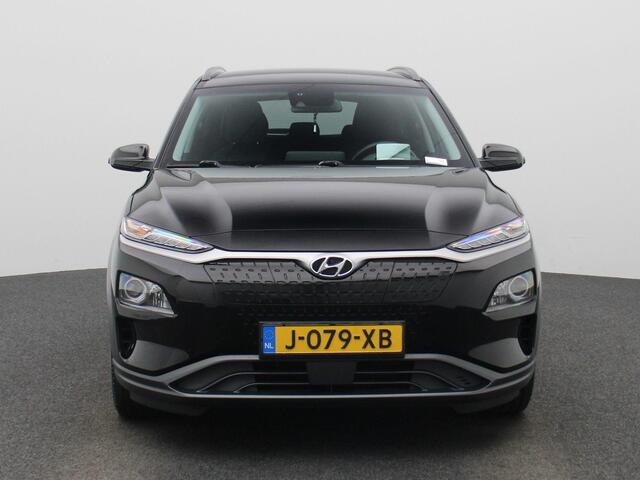 Hyundai Kona EV Fashion 64 kWh | Climate Control / ECC | Licht metalen velgen 17 inch | Cruise control Adaptivem | Connectiviteit | Navigatie | Park Distance Control achter | Achteruitrijcamera | Dakrailing |