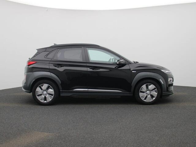 Hyundai Kona EV Fashion 64 kWh | Climate Control / ECC | Licht metalen velgen 17 inch | Cruise control Adaptivem | Connectiviteit | Navigatie | Park Distance Control achter | Achteruitrijcamera | Dakrailing |