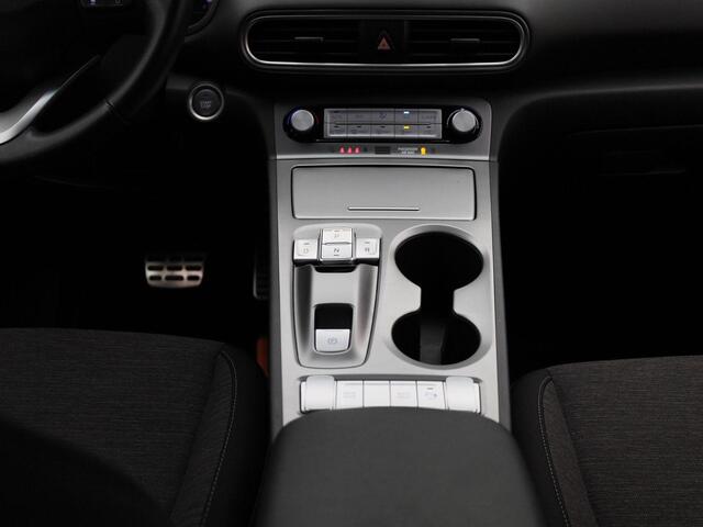 Hyundai Kona EV Fashion 64 kWh | Climate Control / ECC | Licht metalen velgen 17 inch | Cruise control Adaptivem | Connectiviteit | Navigatie | Park Distance Control achter | Achteruitrijcamera | Dakrailing |