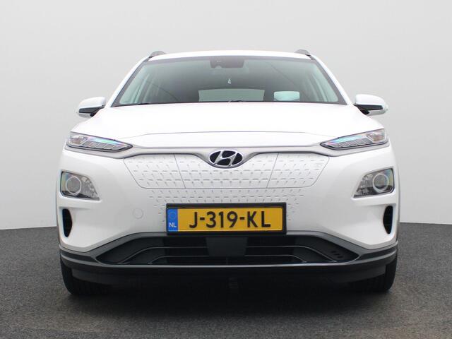 Hyundai Kona EV Fashion 64 kWh | Climate Control / ECC | Licht metalen velgen 17 inch | Cruise control Adaptive| Navigatie | Park Distance Control achter | Achteruitrijcamera | Dakrailing |