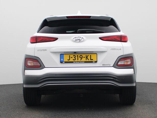 Hyundai Kona EV Fashion 64 kWh | Climate Control / ECC | Licht metalen velgen 17 inch | Cruise control Adaptive| Navigatie | Park Distance Control achter | Achteruitrijcamera | Dakrailing |