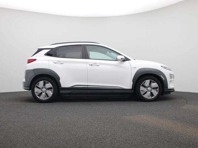 Hyundai Kona EV Fashion 64 kWh | Climate Control / ECC | Licht metalen velgen 17 inch | Cruise control Adaptive| Navigatie | Park Distance Control achter | Achteruitrijcamera | Dakrailing |
