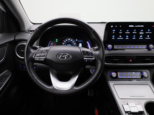 Hyundai Kona EV Fashion 64 kWh | Climate Control / ECC | Licht metalen velgen 17 inch | Cruise control Adaptive| Navigatie | Park Distance Control achter | Achteruitrijcamera | Dakrailing |